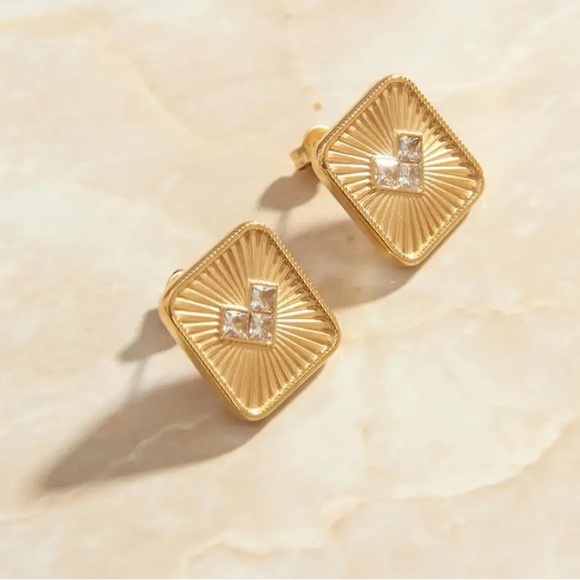 NEW💎18K Gold Plated Square Earrings*Heart Earrings*Stud Earrings* - Picture 1 of 3